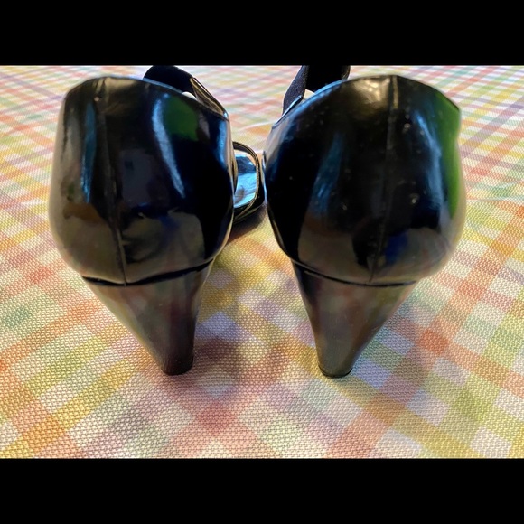 Patent leather heal with a peek a boo toe - Picture 12 of 12